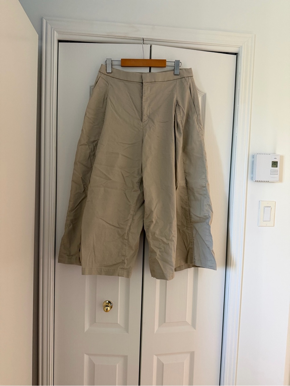 Uniqlo Beige Wide-Leg Bermudas